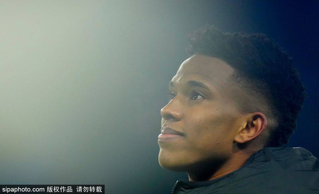 切尔西秘密续约！6500万天价边卫一战成名，对阵巴萨成全场最佳